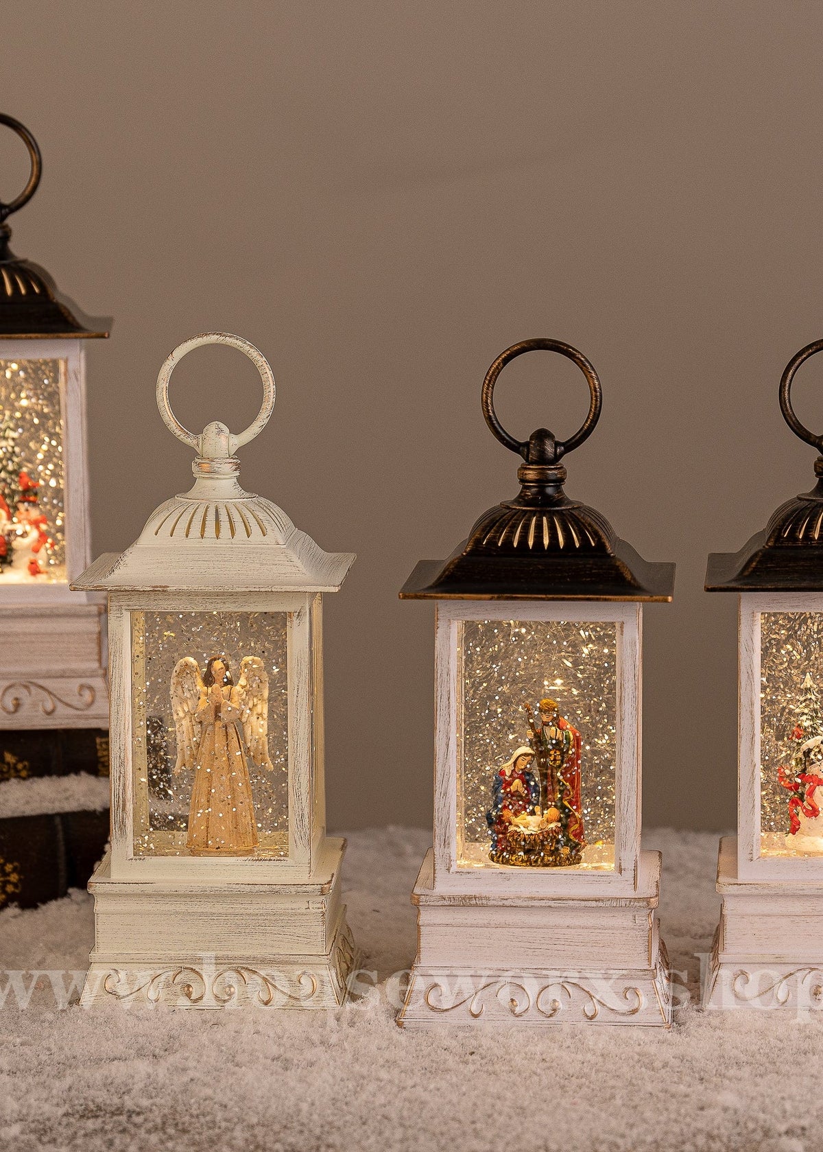 Manhattan - Christmas Snow Globes by House worX